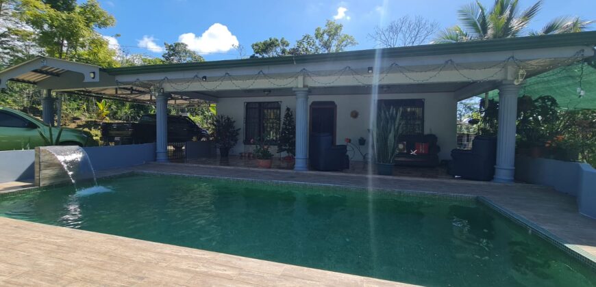 Spacious house with pool -Santa Elena